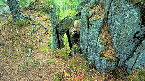 Skorta. Juvet med bolten. Nedenfor ligger Grottahytta og helleren Grotta. Det går fint an å ta seg opp her. 