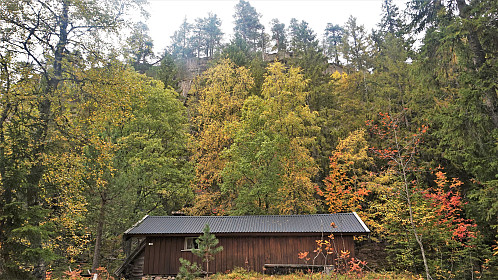 Dette er også en flott erverdig gammel hytte under åsen