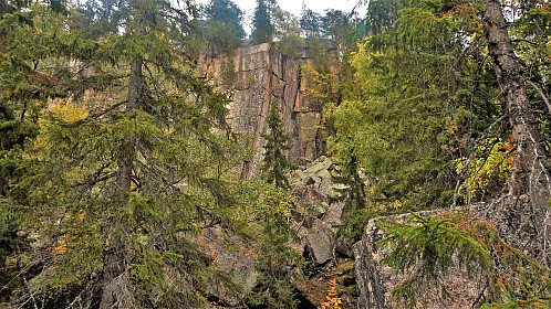 Tverråsen har mange stup. Det er flere etablerte klatreruter i området. 