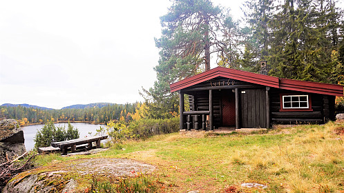 Hytta Tverrbu ligger fint til ved oppstigningen til Tverråsen via Dronningslepet. 