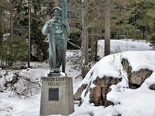 Statuen av Thorleif Haug er flytta opp på Spiraltoppen. Før stod nede nede ved sykehuset der Thorleif Haugs vei starter.
