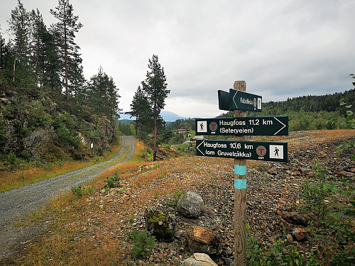 Det er ca. 1 km fra parkeringa opp til Koboldthytta. Også mulig å gå merket rute fra Blåfarveverket