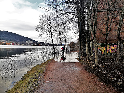 Gangveien delvis under vann