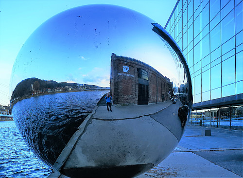 Glasskula ved biblioteket. Her kan du høre lyden fra vibrasjonene i brua (Ypsilon). 