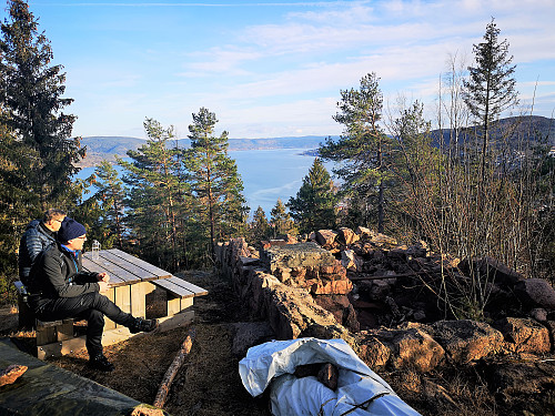 Grunnmuren etter den gamle speiderhytta. Her kommer det en ny gapahuk