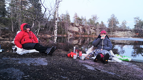 Kveldshygge - Kristin har tatt på ekstremjakka ;)