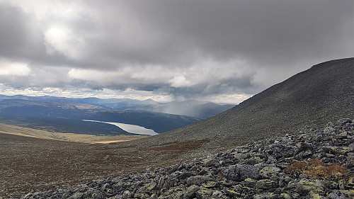 På vei oppover. Regn i vest