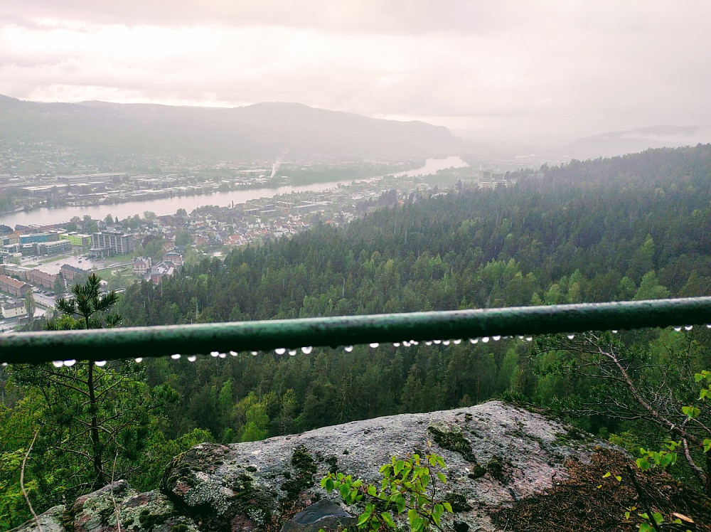 Drammen i regn. 