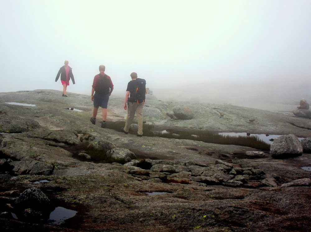 På Kjerag-platået i tåka