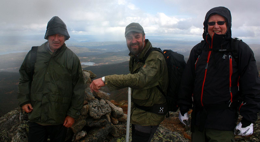 Gotfred, Bjørn og Øystein på toppen av Treknatten.
