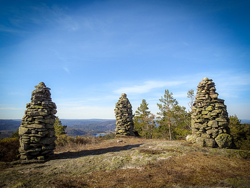 Vardene på toppen av Brøvardheia