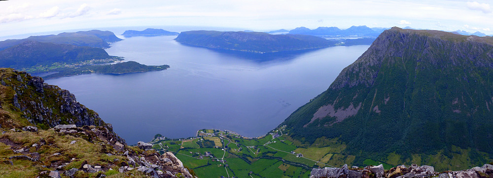 Utsikt frå Vardehornet (986 moh.) mot Hareid, Sula og Ålesund.