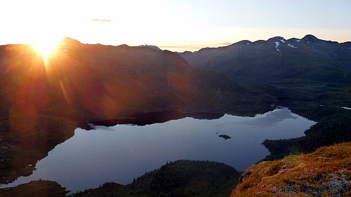 Solnedgong ovanfor Movatnet og Helsethornet sett nedanfor Slokefjellet og Kvitegga.