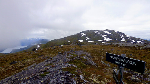 Glittereggja (1297 moh.) sett frå Holmøyskaregga (1064 moh.).