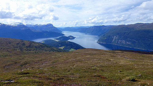 Utsikt frå Haugsvarden mot ferja Anda-Lote.
