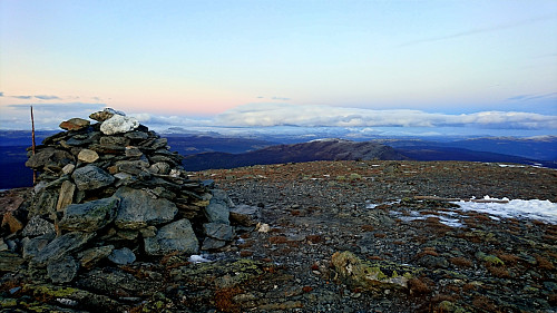 Frå Trollhøe (1370 moh.) nordaustover mot Gråhøe (1290 moh.) og Rondane.