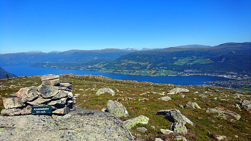 Utsikt frå toppen av Arnestadfjellet 721 moh. mot Sandane og Gloppefjorden.