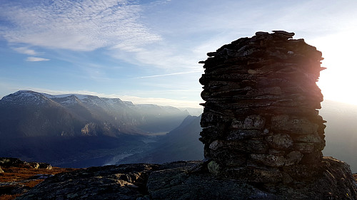 Utsikt mot Olden frå Årheimsfjellet 1007 moh.