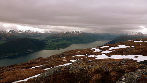 Utsikt frå Hornet (719 m.o.h.) innover fjorden mot Eid.
