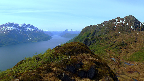 Sett frå Branden (707 moh.) utover fjorden. Trollenykjen bak til høgre.