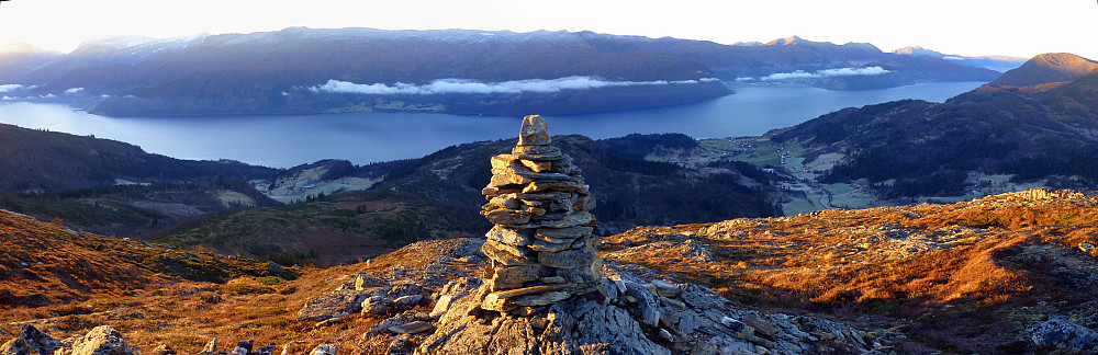 På veg mot Høgegga (788 moh.) og Blåfjellet (829 moh.). Her frå nær Sollidkollen (689 moh.) med utsikt ned mot Reksnes og Kjølsdalen ved Nordfjorden.