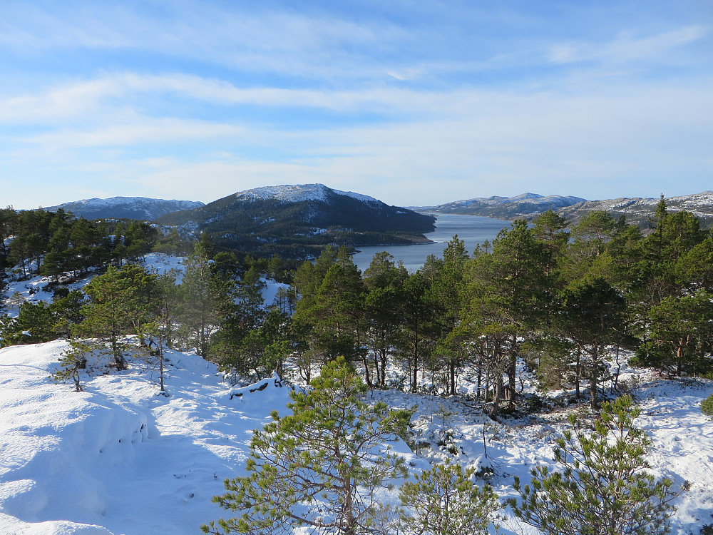Fra Mulstadhaugen. Utsikt mot Eldvika og Sør-Salten. Topper fra venstre: Rotvikfjellet (240), Naklingsfjellet (261), Høgråna (329), Stekkfjellet (255), Slettmarkfjellet (340)