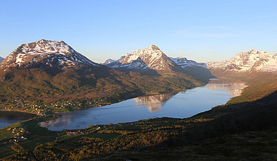 Straumbotn med fjella bak: Klåptind 988, Vasskardtinden 1140, Langlitinden 1276 (bak Skarstindane), Snetind 1215