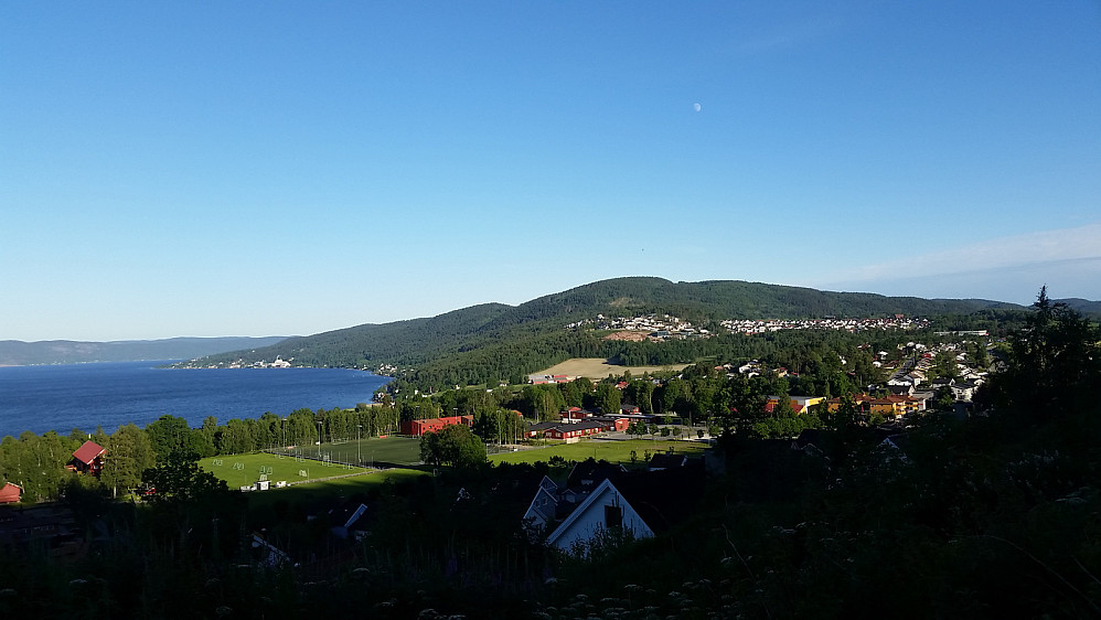Utsikt fra parkeringsplassen mot idrettsanlegget på Åskollen og Drammensfjorden. På toppen av Nordbykollen er det mye trær som reduserer utsikten.