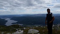 Jan-Erik på 1200 moh med utsikt over Seljordvatnet