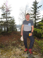 Jan-Erik markerer toppunktet på Korpåsen (med foten). Utsikt mot Glitre.
