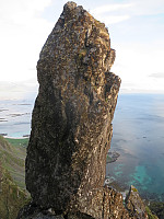Stor stein (pinakkel) under toppen på Tanipa