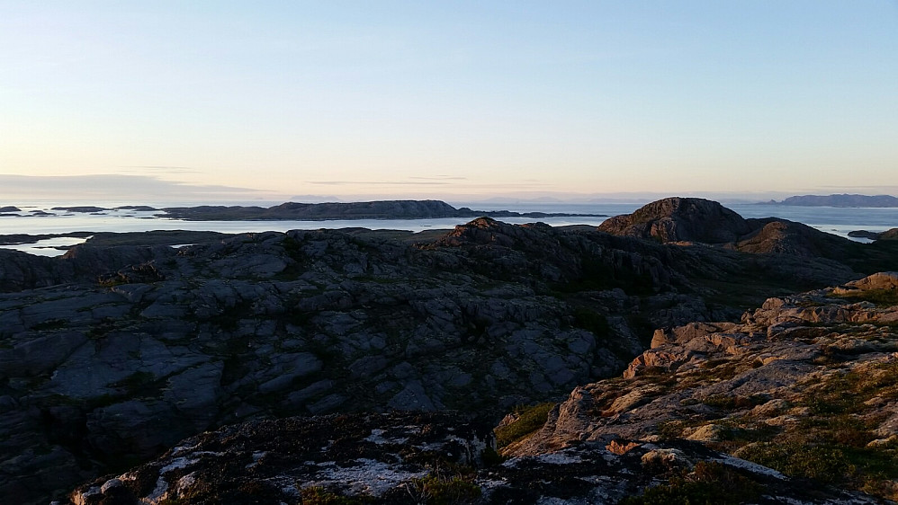 Mot Kvaløya og Juva. Leka i høyre bildekant.