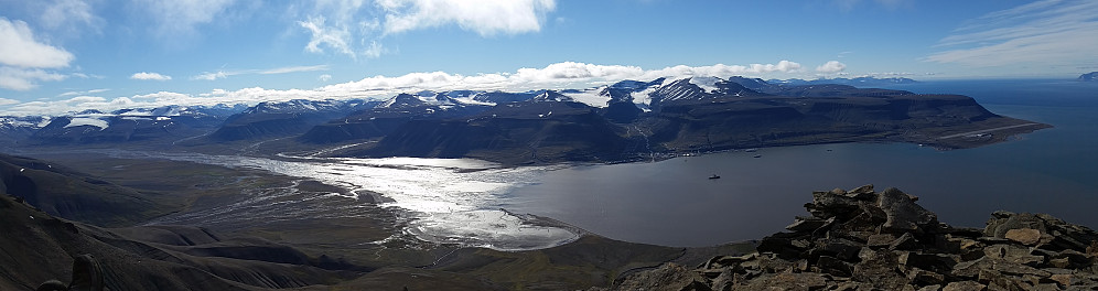 Utsikt fra varden mot Adventdalen og Longyearbyen