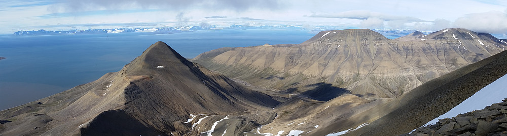 Adventtoppen. Nordlige deler av Spitsbergen i bakgrunnen.
