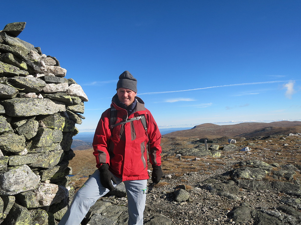 Jan-Erik på Gråfjell med Høgevarde i bakgrunnen