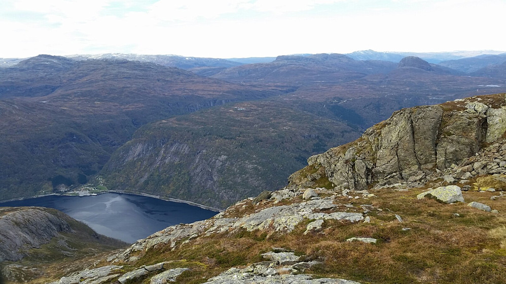Utsikt ned mot Kvanndal. Kulen til høyre heter Skamdalshorgi - 1029moh