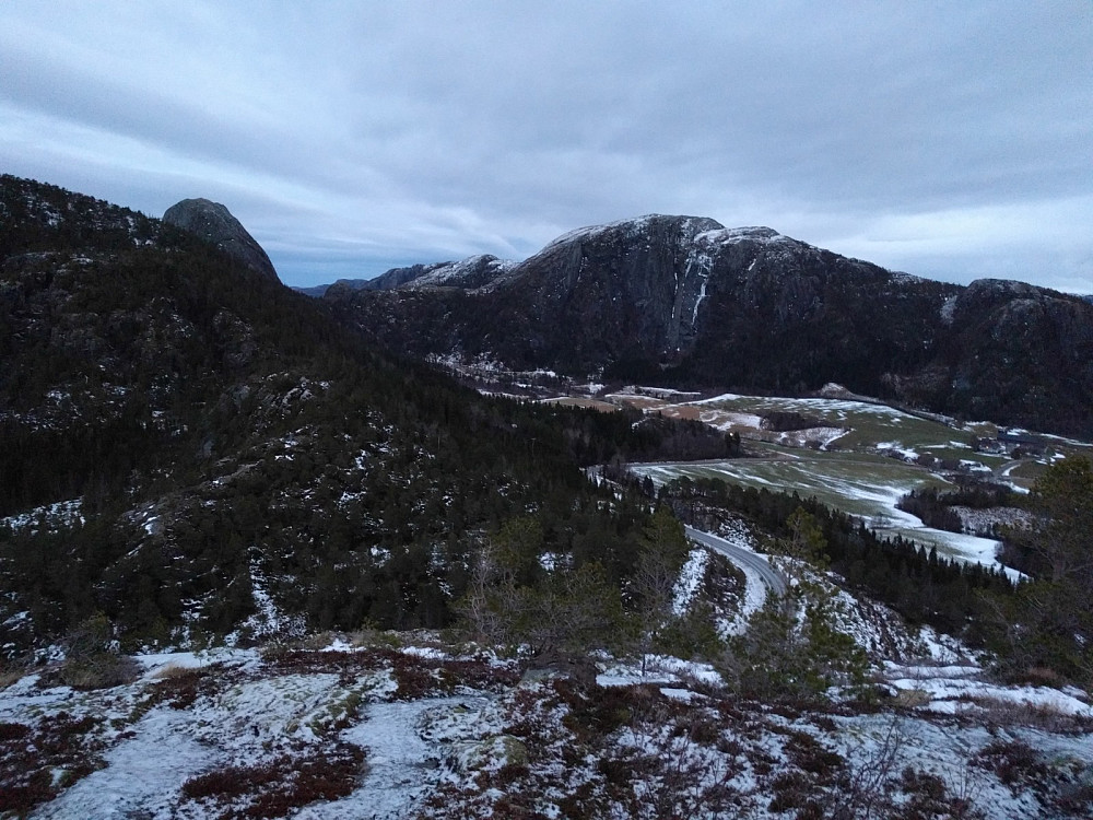 Fra oppstigningen, utsikt mot Urdmofjellet
