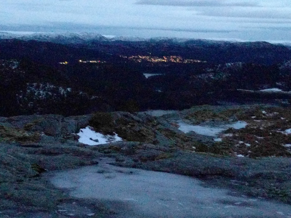 Dårlig bilde i halvmørket. Lys fra storbyen Kolvereid