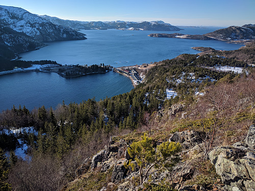 Utsikt fra Gravvikhatten mot Naustbukta og Eiterfjorden