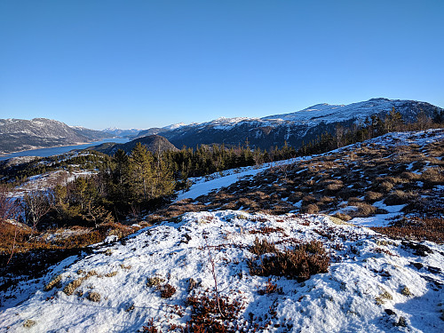 Utsikt fra Finnsetfjellet mot Årsetfjorden, Løvollhatten og Blåfjellet)