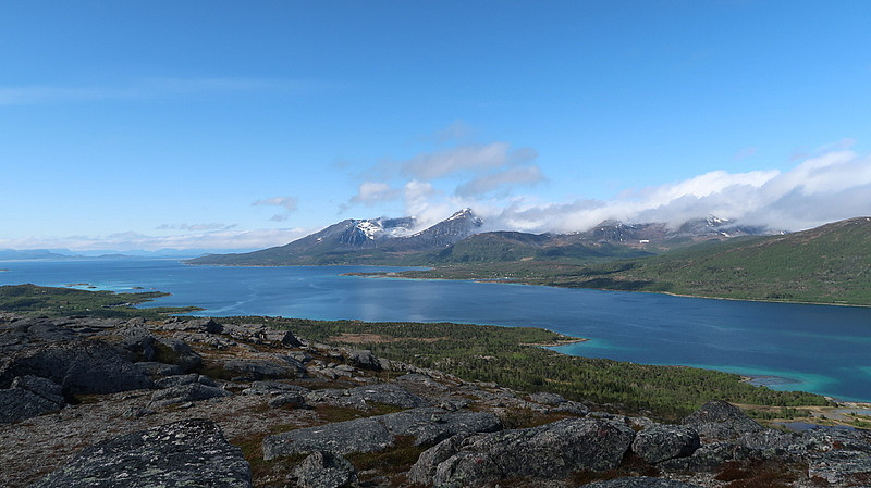 Utsikt mot Sjursviktind og Lonketind