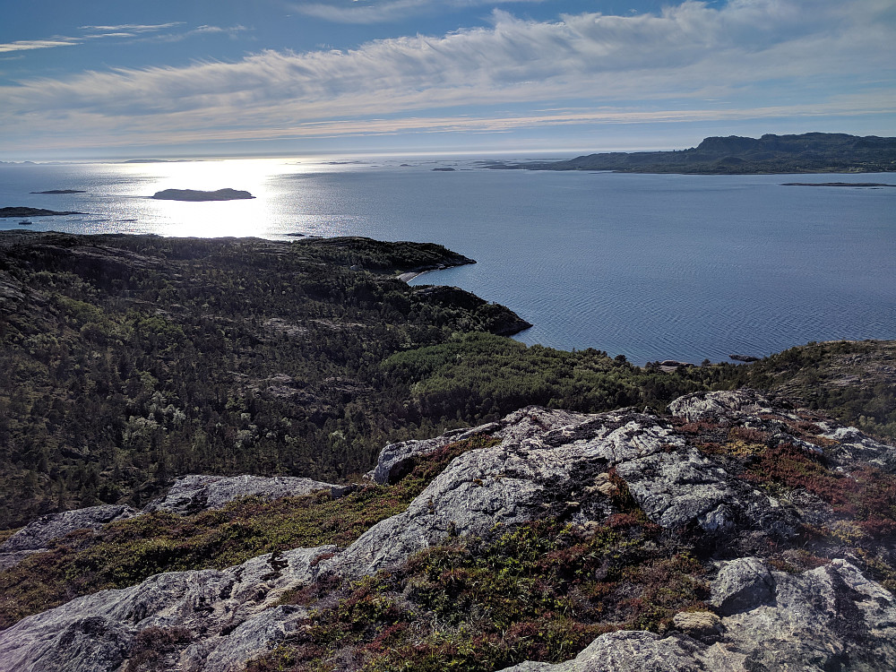 Utsikt vestover mot Leka. I sørvest skimtes Kvaløya der vi var tidligere samme dag.