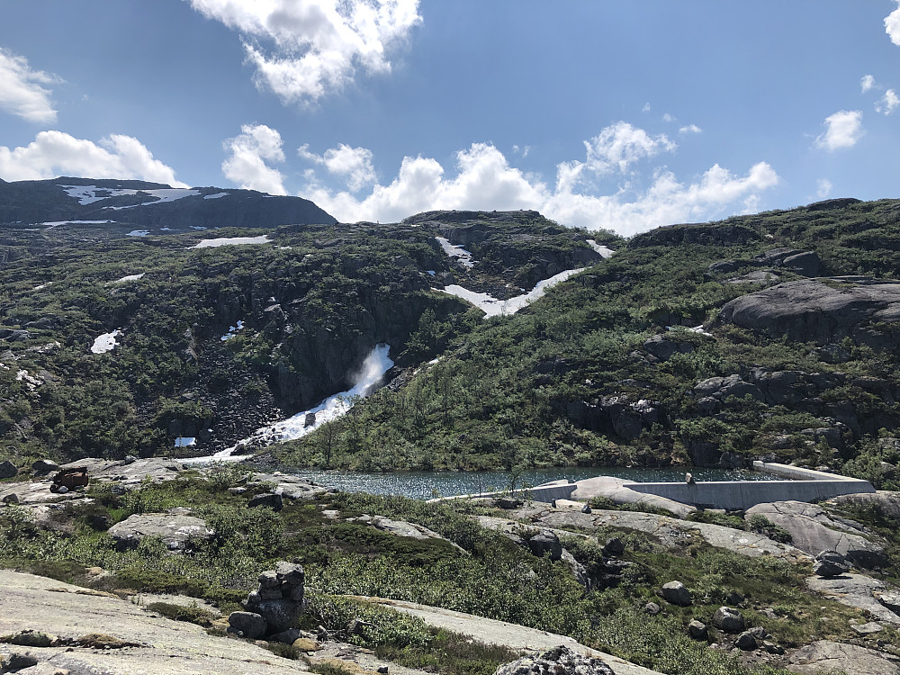 Dammen på Finnflotvatnet. Foss uten navn. 