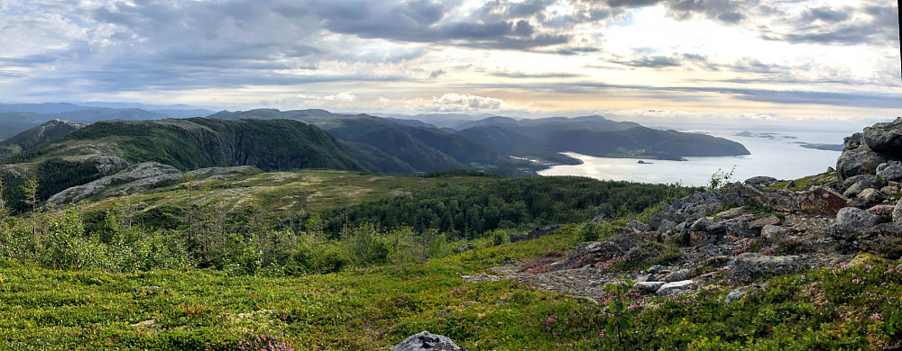 Utsikt fra Heggvikfjellet mot Eiterfjorden. Ryggen til venstre er Keipen. Kattuva syns ytterst i venstre bildekant.
