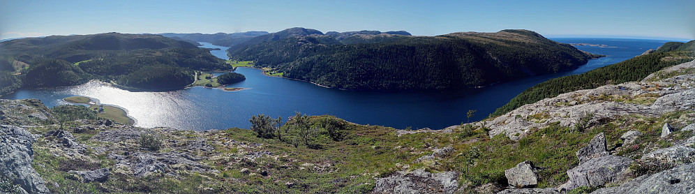 Panorama fra Raudfjellet. Rødseidet og Rødsfjorden. Grotlifjellet til venstre og Båfjordfjellet til høyre (Ramntinden 301)