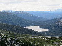 Gavlesjå (672).  Heksfjell (1221) midt i bildet. Gaustatoppen (1883) i høyre bildekant. Brattefjell (1540) i venstre kant?