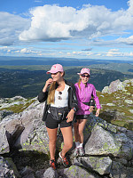 Glade jenter på fjelltur