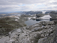 Utsikt fra toppen mot Sandflotjørna, Holmasjøen, Vesle Nup, Nupsegga