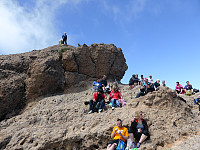 På toppen av Pico del Campanario sammen med eit turglad reisefølge