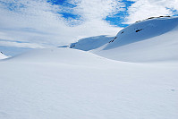 Mye snø i dalen mellom Kjelviktind og Kvannlitind
